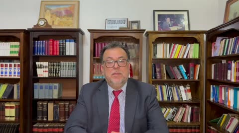Sergio Camaño en la biblioteca del estudio
