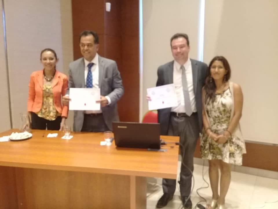 Fabián Camaño en entrega de certificado