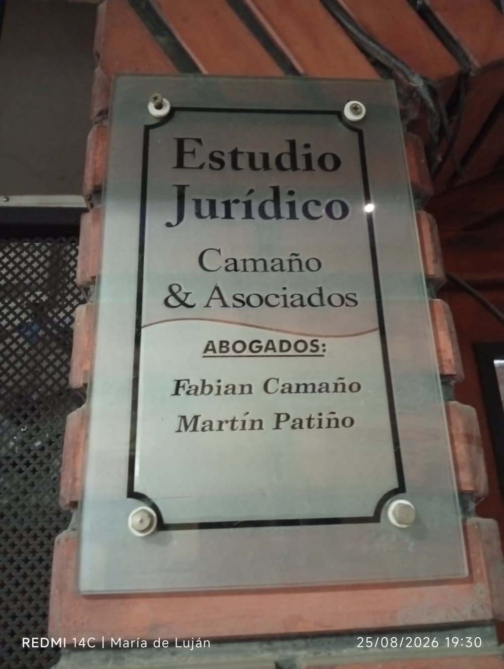 Placa del Estudio Jurídico Camaño & Asociados en Ledesma
