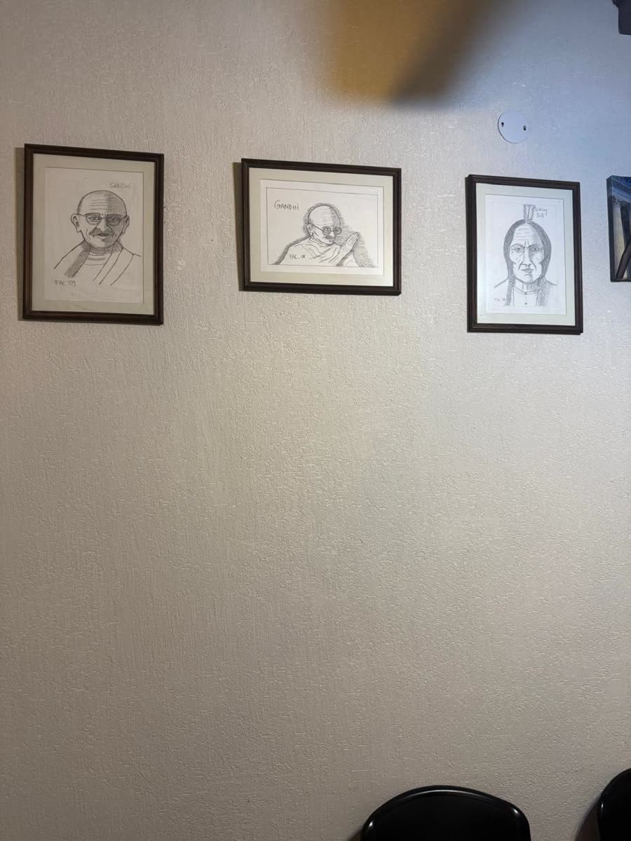Dibujos a lápiz en el estudio: Gandhi y Toro Sentado