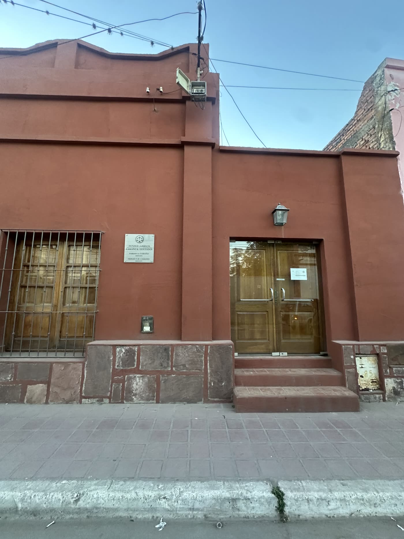 Fachada del Estudio Jurídico Camaño & Asociados en Perico