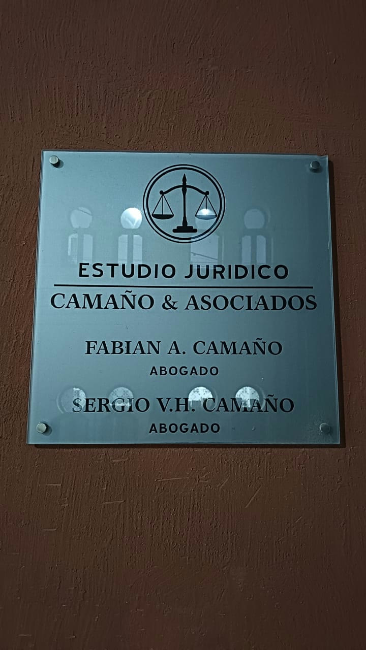Placa del Estudio Jurídico Camaño & Asociados en Perico, con los nombres de Fabián y Sergio Camaño